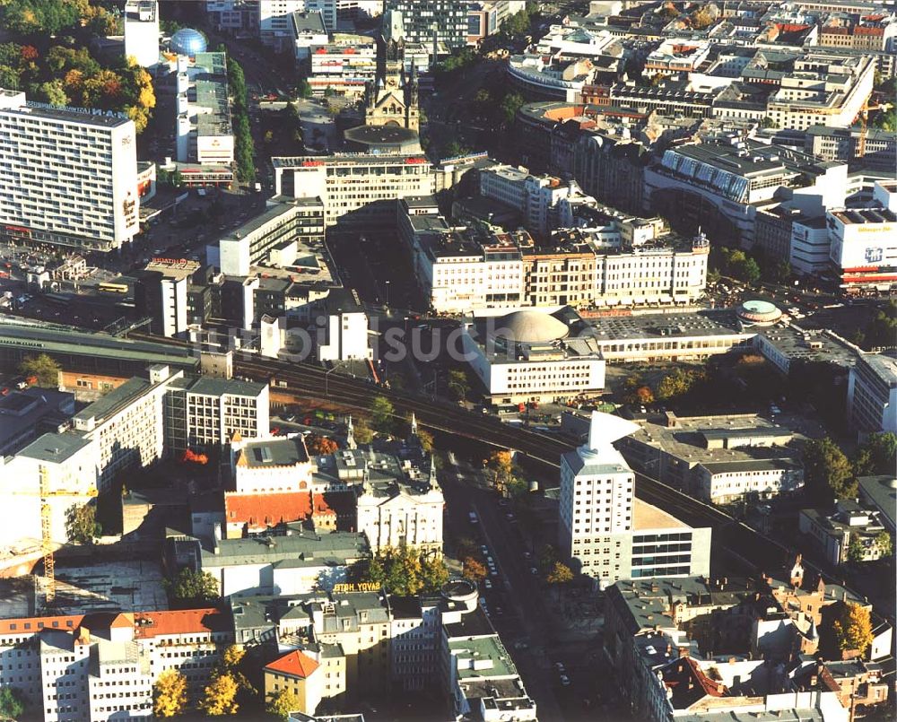 Luftbild Berlin - 1995 BERLIN-Charlottenburg Blick auf den Breitscheidplatz mit dem alten Kranzlereck und der Gedächtnisskirche