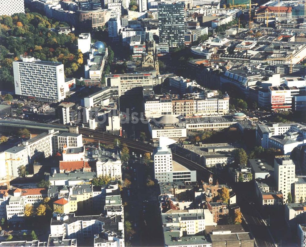 Berlin von oben - 1995 BERLIN-Charlottenburg Blick auf den Breitscheidplatz mit dem alten Kranzlereck und der Gedächtnisskirche