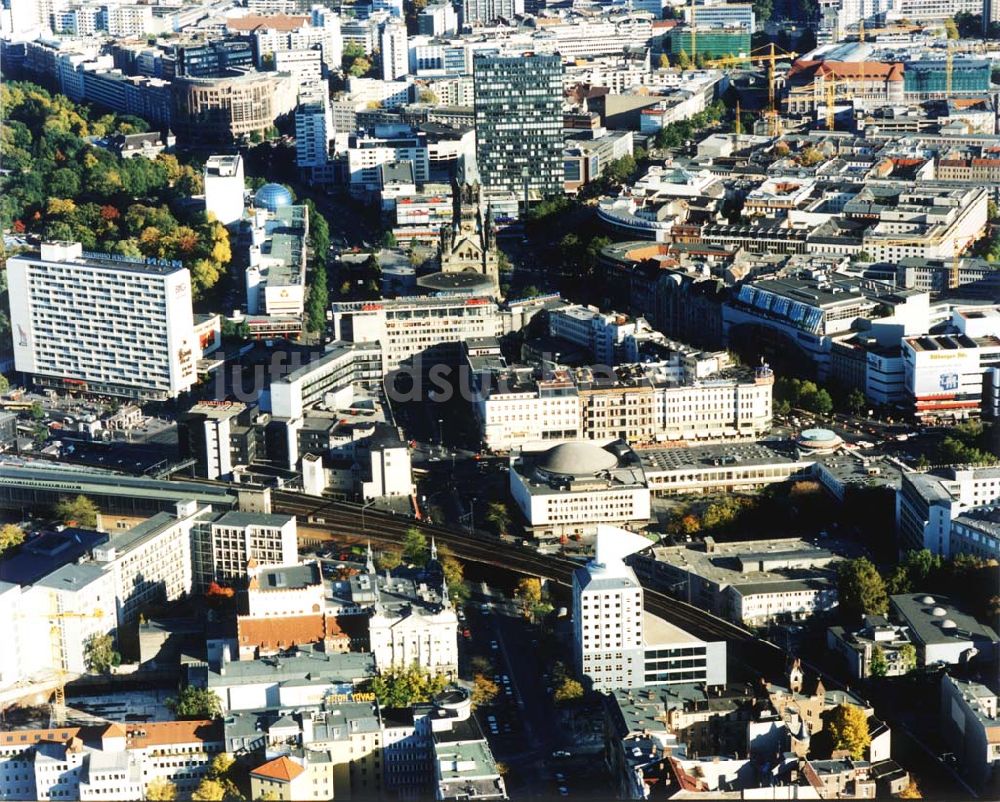 Berlin von oben - 1995 BERLIN-Charlottenburg Blick auf den Breitscheidplatz mit dem alten Kranzlereck und der Gedächtnisskirche