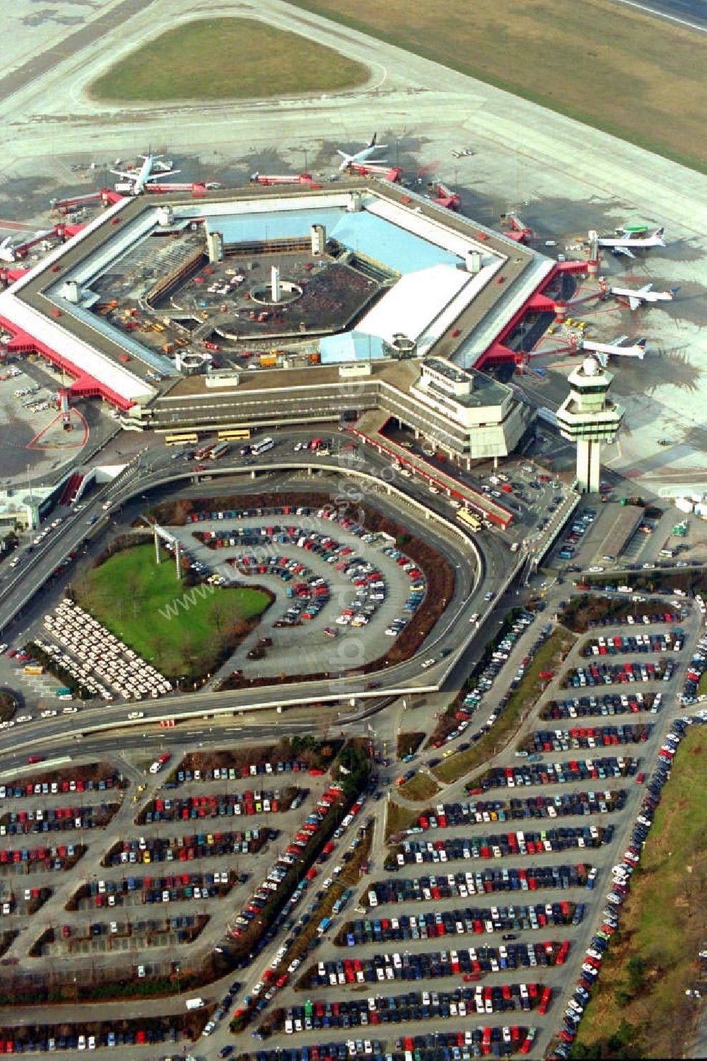 Berlin / Tegel von oben - Berlin Flughafen Tegel