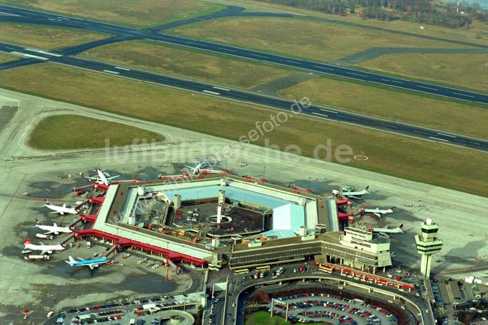 Berlin / Tegel aus der Vogelperspektive: Berlin Flughafen Tegel