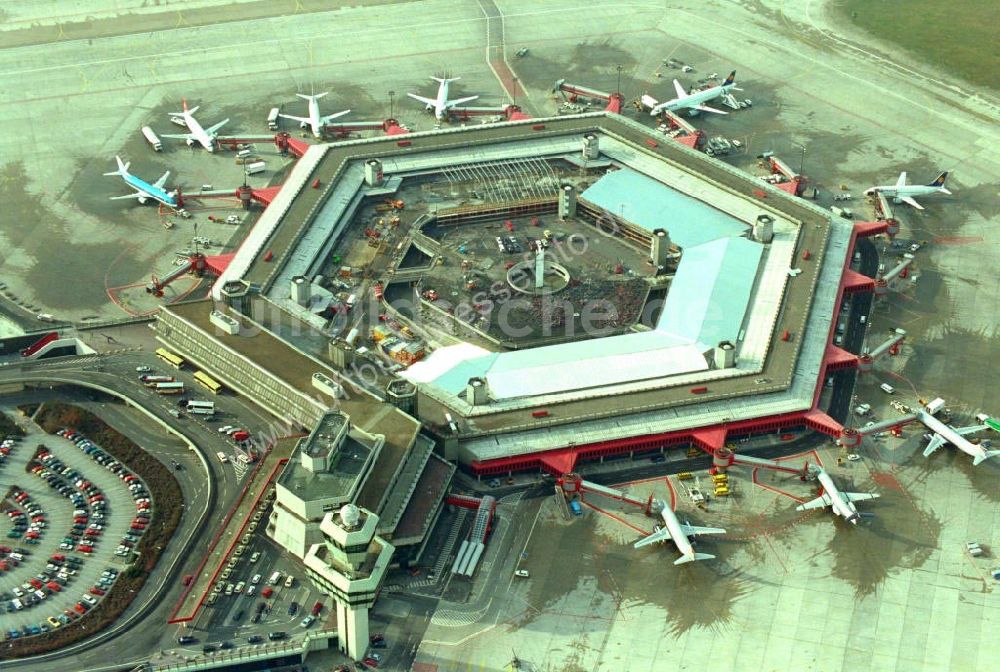 Berlin / Tegel aus der Vogelperspektive: Berlin Flughafen Tegel