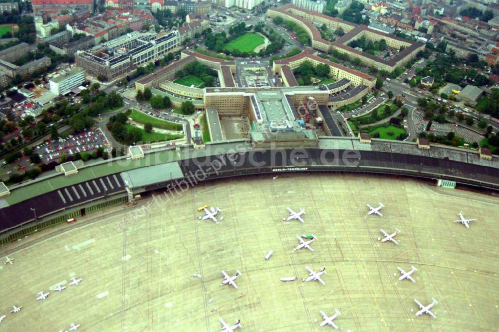 Berlin / Tempelhof aus der Vogelperspektive: 02.10.1994 Berlin Flughafen Tempelhof