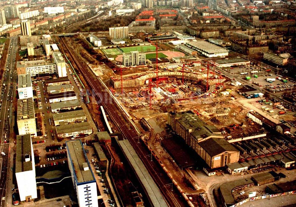 Luftaufnahme Brandenburg - 02.1995 Berlin Friedrichshain Baustelle der Firma OSB Sportstättenbau Velodrom