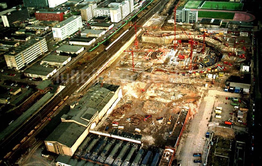 Brandenburg von oben - 02.1995 Berlin Friedrichshain Baustelle der Firma OSB Sportstättenbau Velodrom