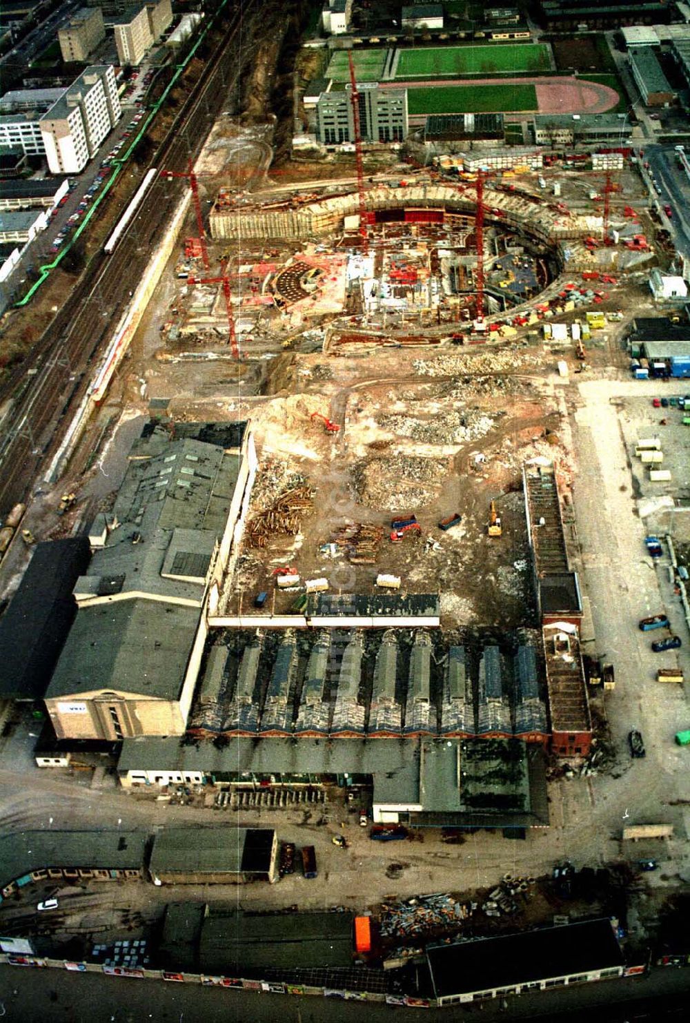 Brandenburg aus der Vogelperspektive: 02.1995 Berlin Friedrichshain Baustelle der Firma OSB Sportstättenbau Velodrom