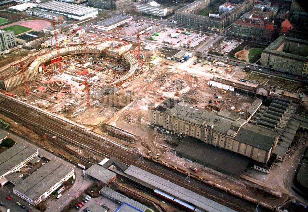 Brandenburg von oben - 02.1995 Berlin Friedrichshain Baustelle der Firma OSB Sportstättenbau Velodrom