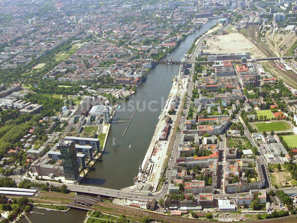 Berlin - Friedrichshain aus der Vogelperspektive: Berlin-Friedrichshain Blick auf den Berliner Osthafen der BEHALA