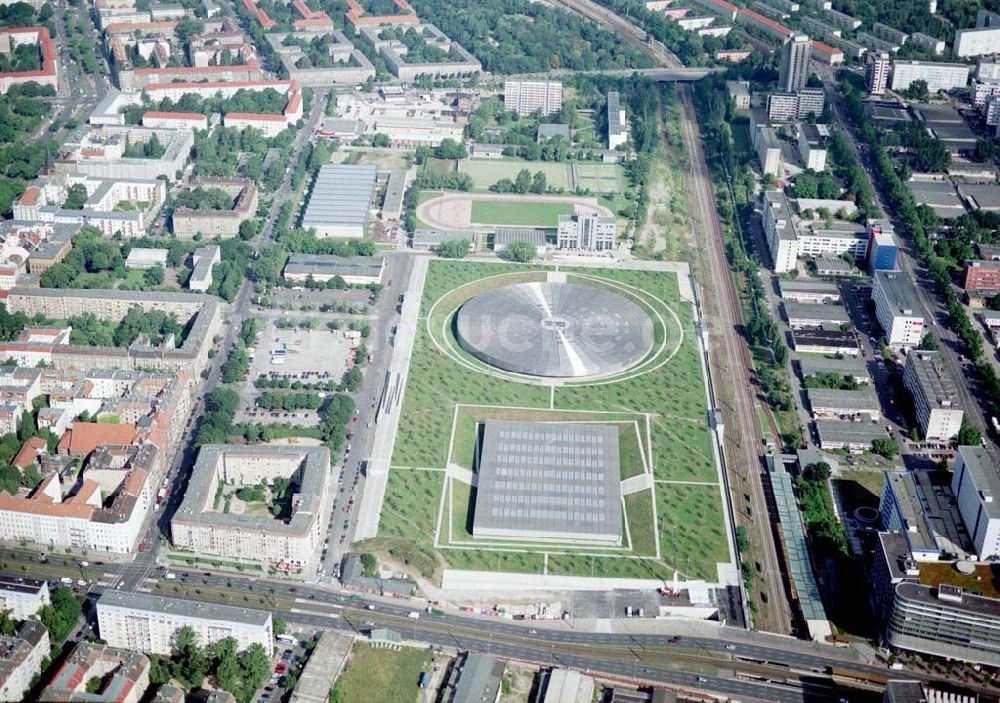 Luftaufnahme Berlin - Friedrichshain - Berlin - Friedrichshain 15.08.2002 Gelände des Velodroms an der Landsberger Allee in Berlin.