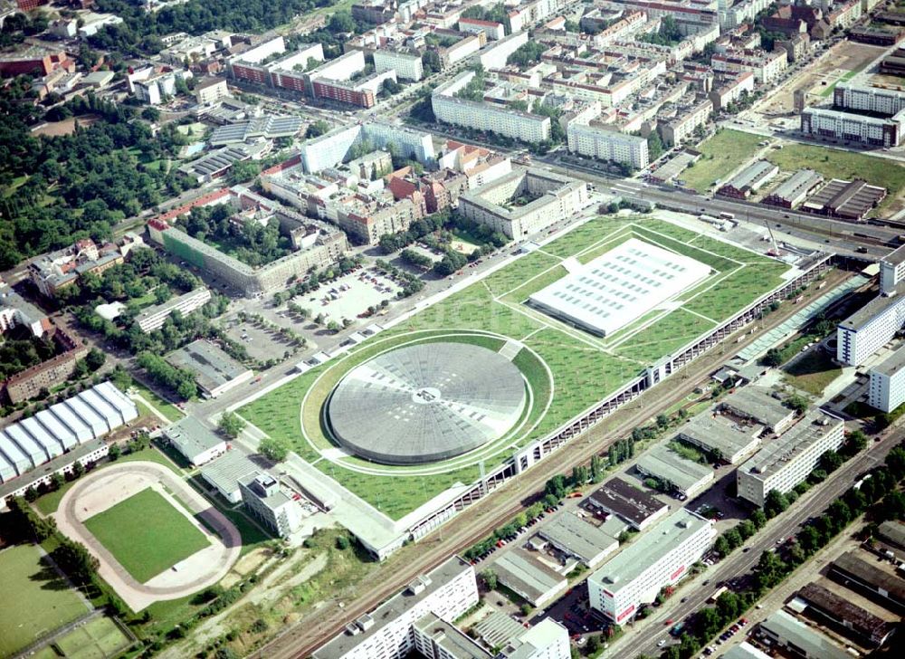 Luftaufnahme Berlin - Friedrichshain - Berlin - Friedrichshain 15.08.2002 Gelände des Velodroms an der Landsberger Allee in Berlin.