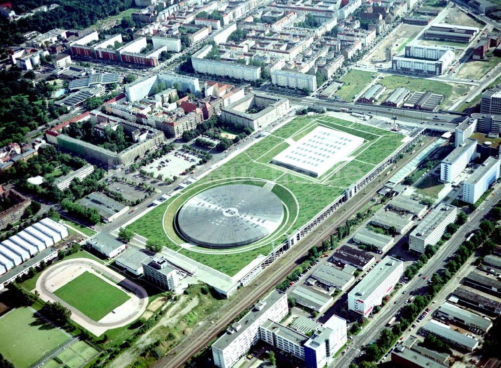 Berlin - Friedrichshain von oben - Berlin - Friedrichshain 15.08.2002 Gelände des Velodroms an der Landsberger Allee in Berlin.