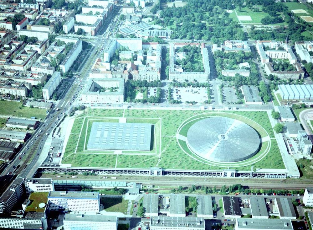 Luftbild Berlin - Friedrichshain - Berlin - Friedrichshain 15.08.2002 Gelände des Velodroms an der Landsberger Allee in Berlin.