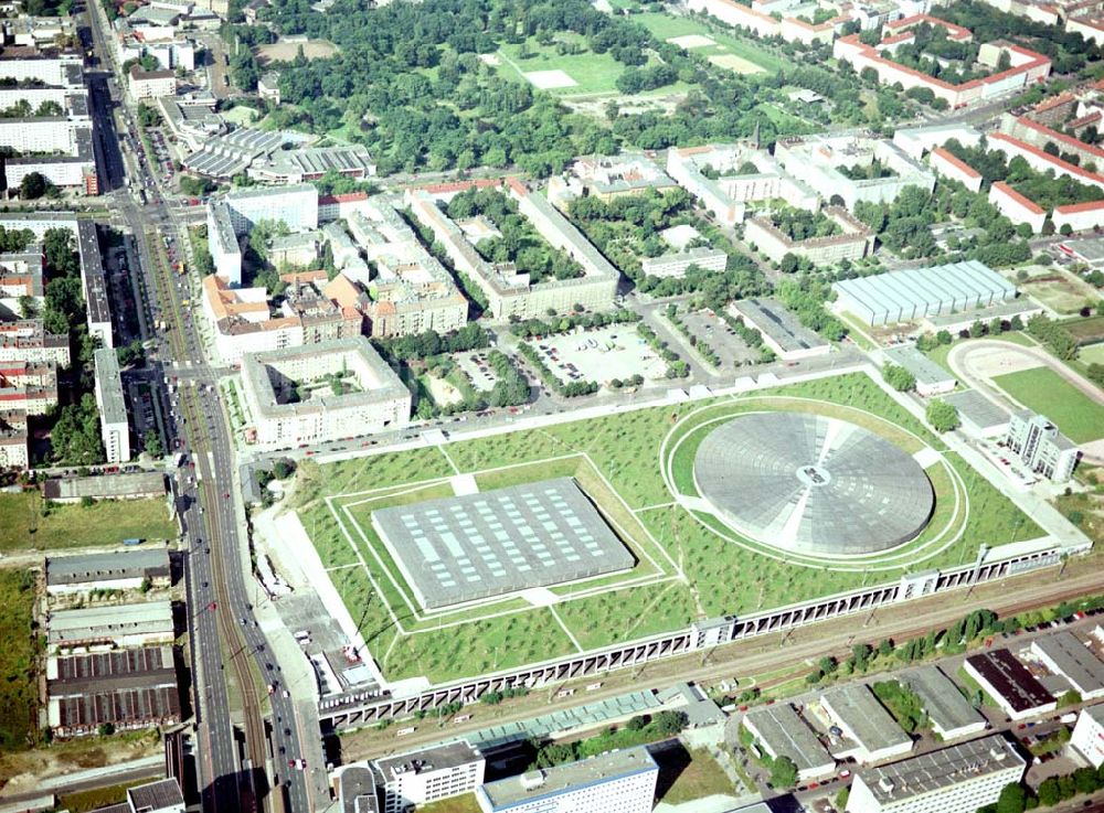 Luftaufnahme Berlin - Friedrichshain - Berlin - Friedrichshain 15.08.2002 Gelände des Velodroms an der Landsberger Allee in Berlin.