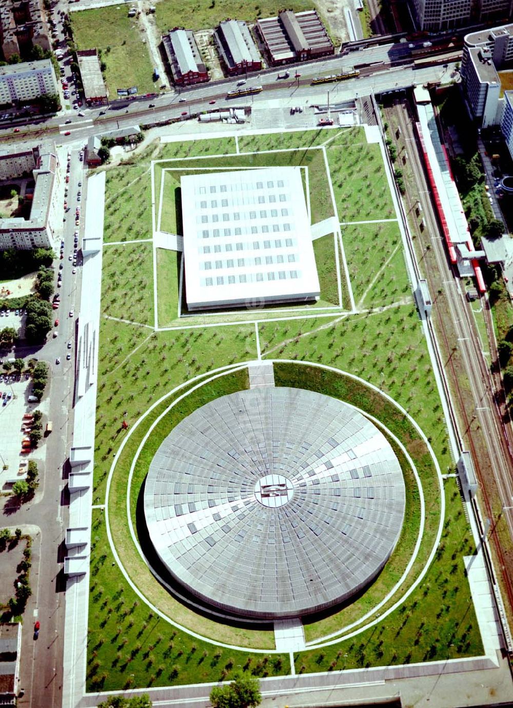 Berlin - Friedrichshain aus der Vogelperspektive: Berlin - Friedrichshain 15.08.2002 Gelände des Velodroms an der Landsberger Allee in Berlin.