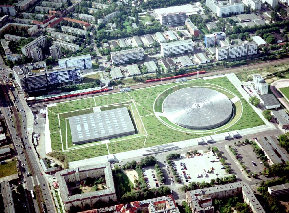 Luftaufnahme Berlin - Friedrichshain - Berlin - Friedrichshain 15.08.2002 Gelände des Velodroms an der Landsberger Allee in Berlin.