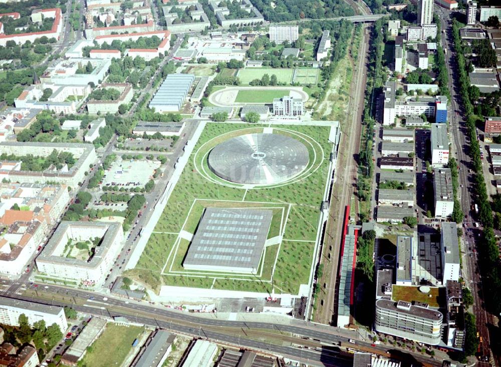 Berlin - Friedrichshain aus der Vogelperspektive: Berlin - Friedrichshain 15.08.2002 Gelände des Velodroms an der Landsberger Allee in Berlin.