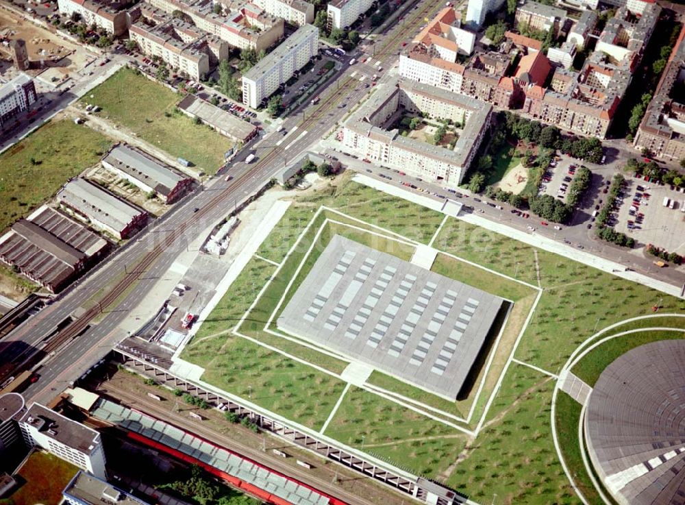 Luftaufnahme Berlin - Friedrichshain - Berlin - Friedrichshain 15.08.2002 Gelände des Velodroms an der Landsberger Allee in Berlin.