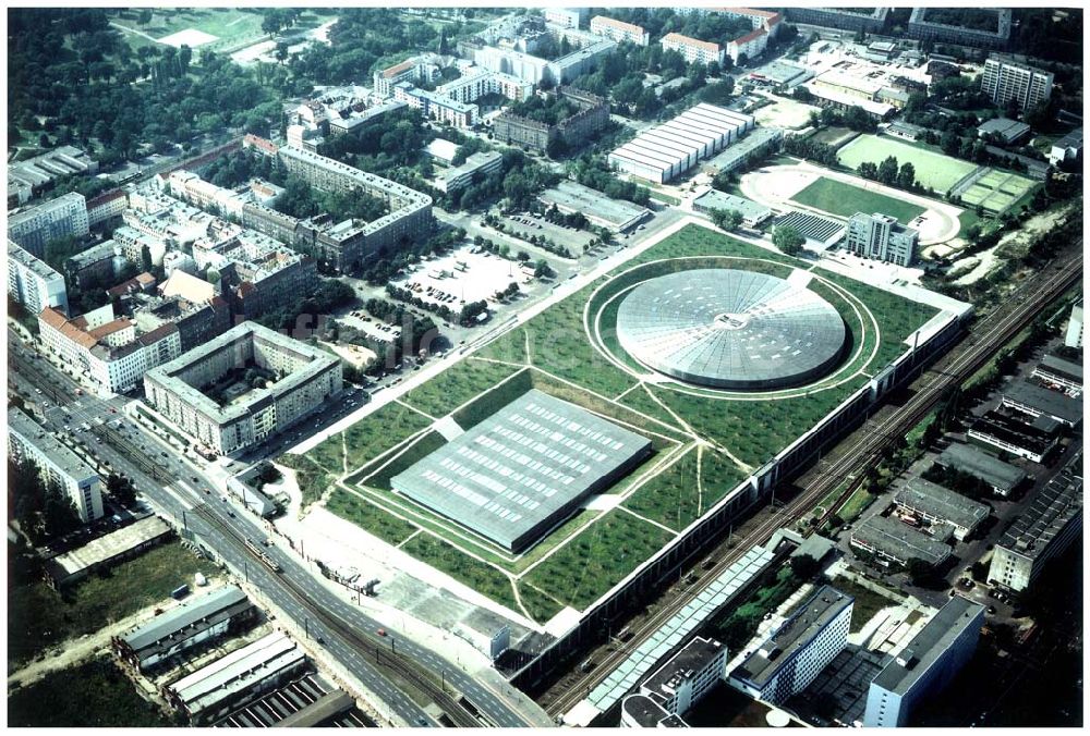 Berlin - Friedrichshain von oben - Berlin - Friedrichshain 23.08.2002 Gelände des Velodroms an der Landsberger Allee in Berlin.