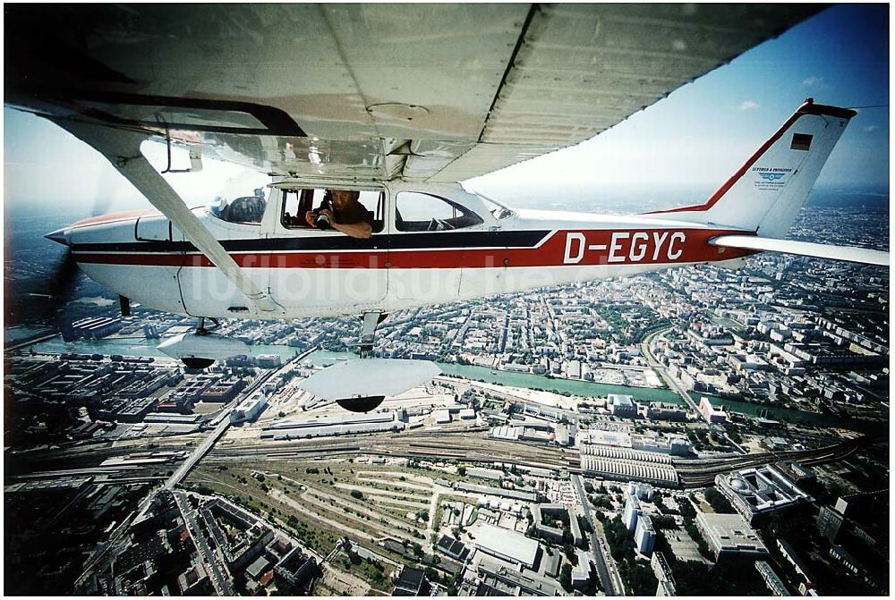 Luftaufnahme Berlin - Friedrichshain - Berlin - Friedrichshain Luftbildeinsatz über Berlin - Friedrichshain mit der C172 der Agentur LUFTBILD&PRESSEFOTO in 2000 ft