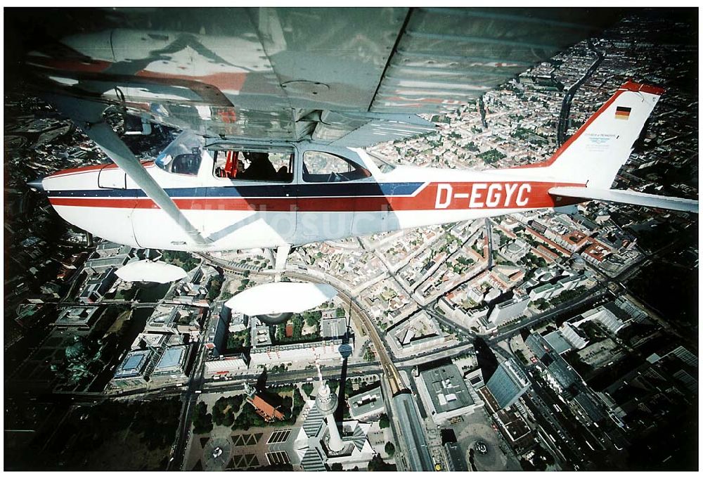 Berlin - Friedrichshain von oben - Berlin - Friedrichshain Luftbildeinsatz über Berlin - Friedrichshain mit der C172 der Agentur LUFTBILD&PRESSEFOTO in 2000 ft