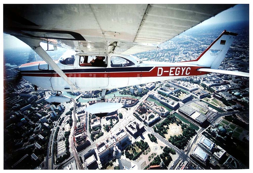 Berlin - Friedrichshain aus der Vogelperspektive: Berlin - Friedrichshain Luftbildeinsatz über Berlin - Friedrichshain mit der C172 der Agentur LUFTBILD&PRESSEFOTO in 2000 ft