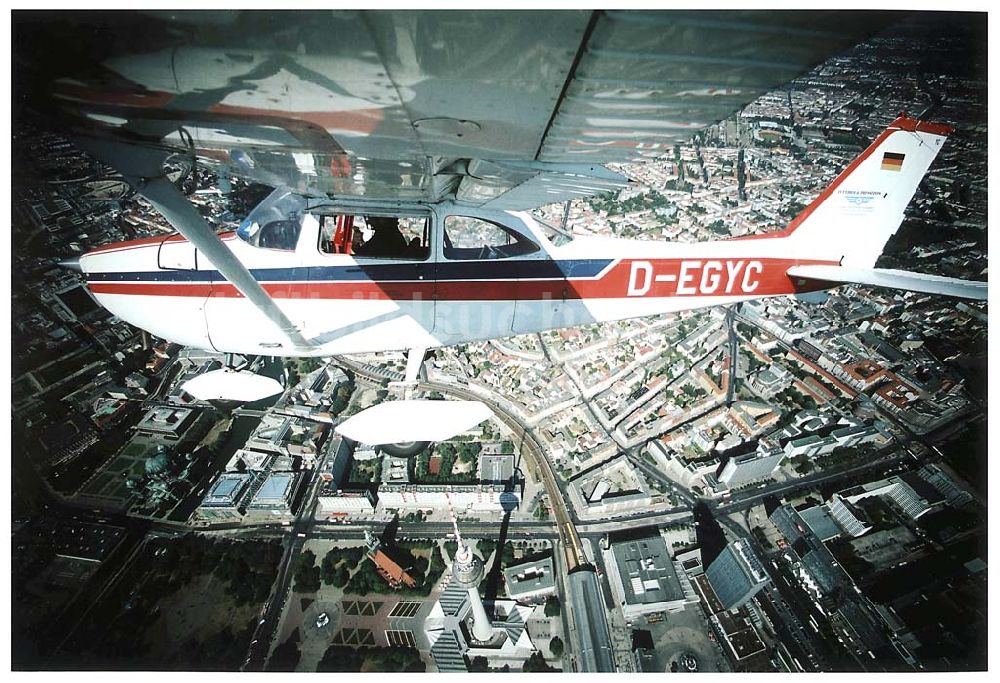 Luftaufnahme Berlin - Friedrichshain - Berlin - Friedrichshain Luftbildeinsatz über Berlin - Friedrichshain mit der C172 der Agentur LUFTBILD&PRESSEFOTO in 2000 ft