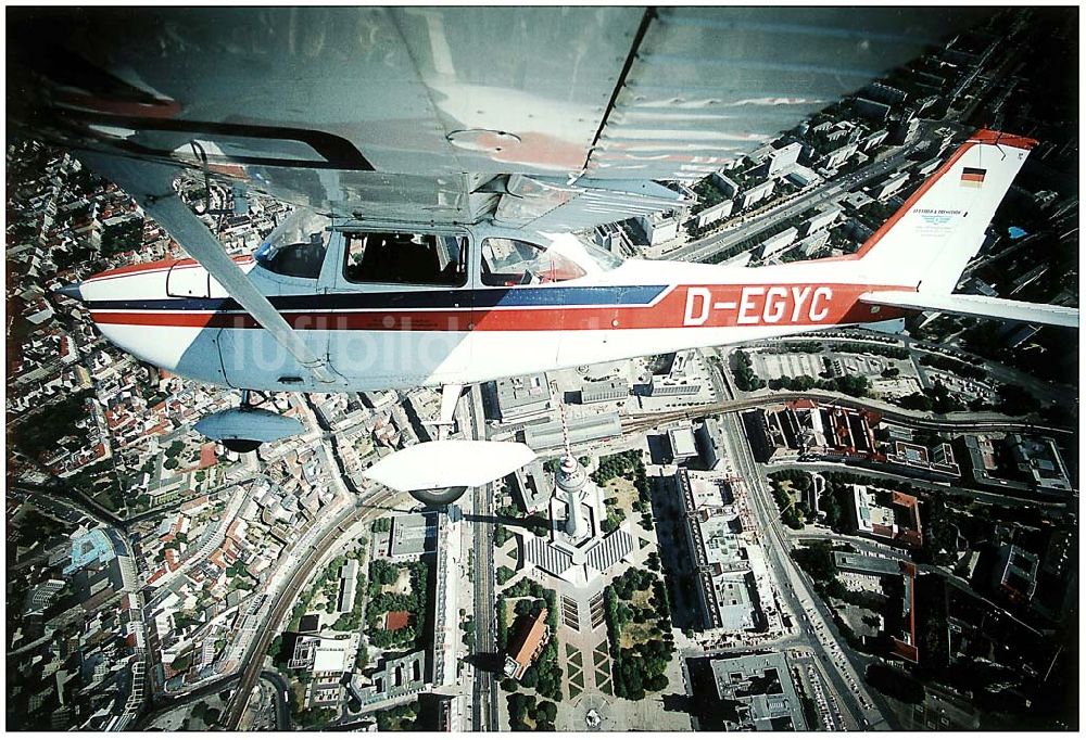 Berlin - Friedrichshain von oben - Berlin - Friedrichshain Luftbildeinsatz über Berlin - Friedrichshain mit der C172 der Agentur LUFTBILD&PRESSEFOTO in 2000 ft