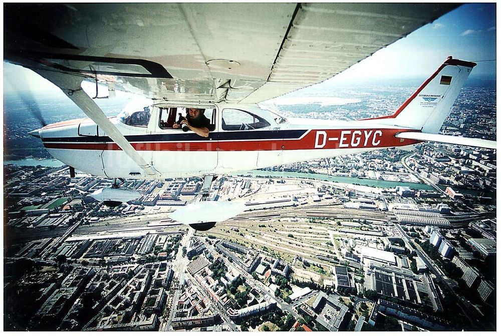 Berlin - Friedrichshain aus der Vogelperspektive: Berlin - Friedrichshain Luftbildeinsatz über Berlin - Friedrichshain mit der C172 der Agentur LUFTBILD&PRESSEFOTO in 2000 ft