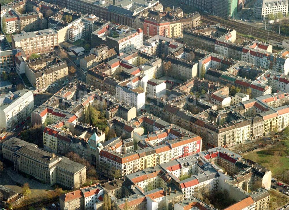 Berlin - Friedrichshain aus der Vogelperspektive: Berlin - Friedrichshain (Nähe S-Bhf