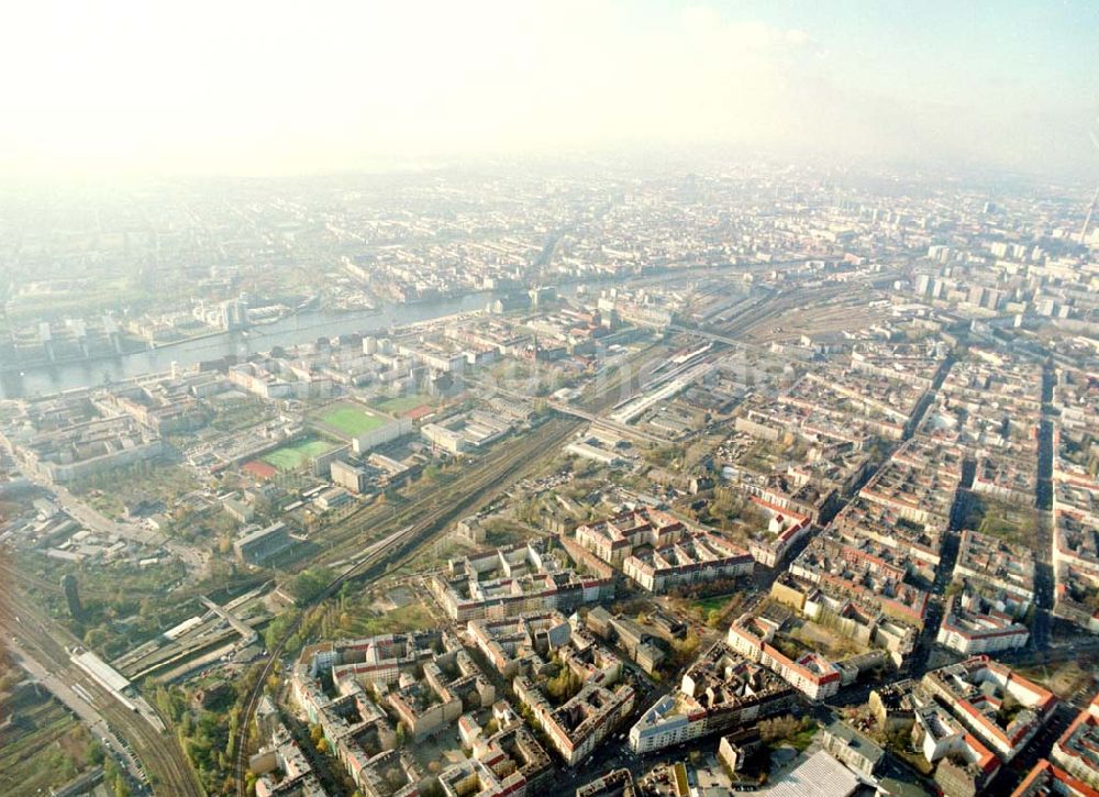 Berlin - Friedrichshain aus der Vogelperspektive: Berlin - Friedrichshain (Nähe S-Bhf