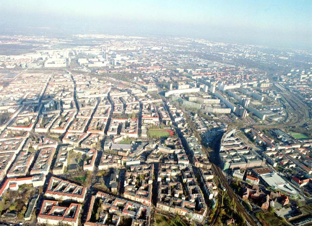 Berlin - Friedrichshain aus der Vogelperspektive: Berlin - Friedrichshain (Nähe S-Bhf