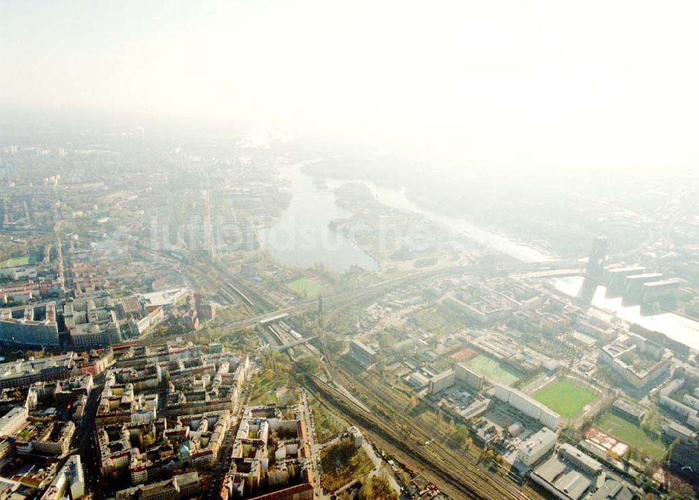 Berlin - Friedrichshain aus der Vogelperspektive: Berlin - Friedrichshain (Nähe S-Bhf