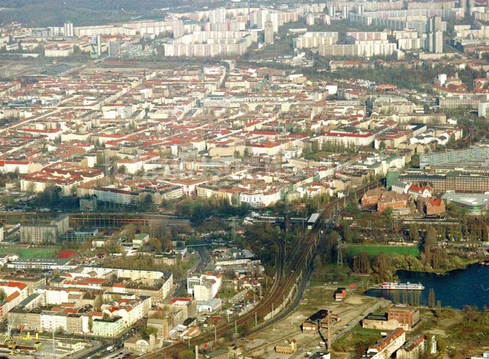 Berlin - Friedrichshain aus der Vogelperspektive: Berlin - Friedrichshain (Nähe S-Bhf