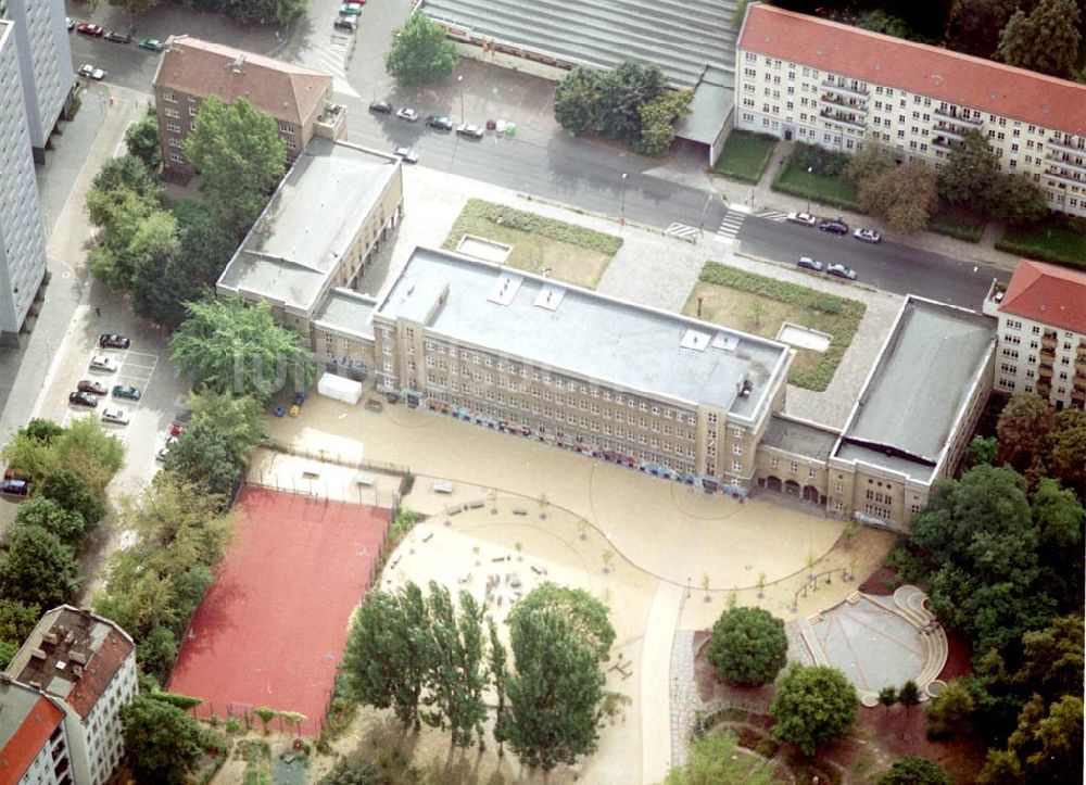 Luftbild Berlin - 24.09.2002, Berlin Friedrichshain Rekonstruierte Altbauschule an der Singerstraße in Berlin - Friedrichshain.