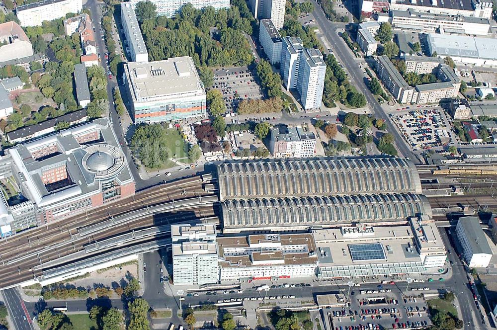 Berlin / Friedrichshain aus der Vogelperspektive: BERLIN 01.10.2003 Gelände am Berliner Ostbahnhof in Berlin - Friedrichshain.