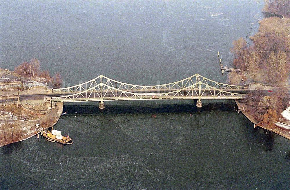 Luftaufnahme Berlin-Wannsee - 21.12.1995 Berlin, Glienicker Brücke