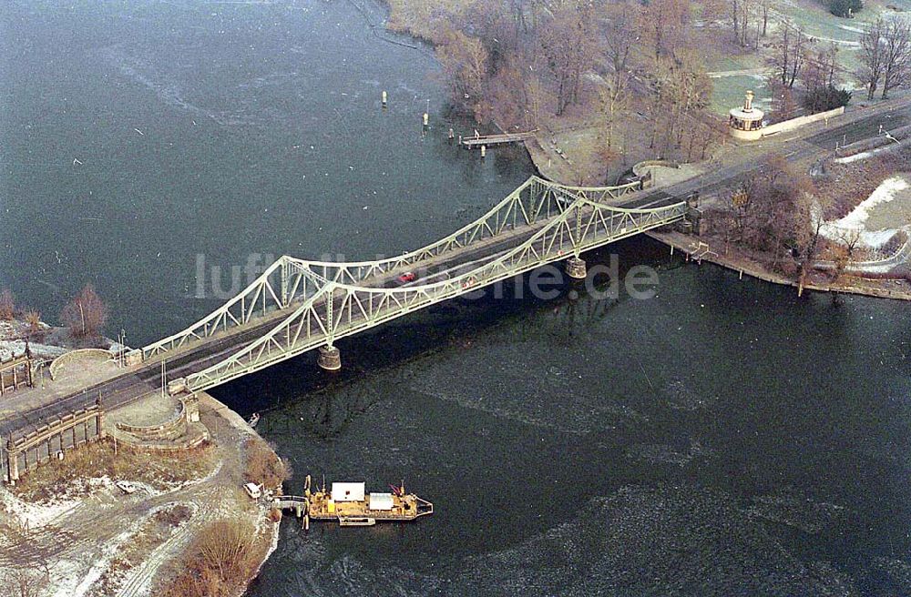 Berlin-Wannsee von oben - 21.12.1995 Berlin, Glienicker Brücke