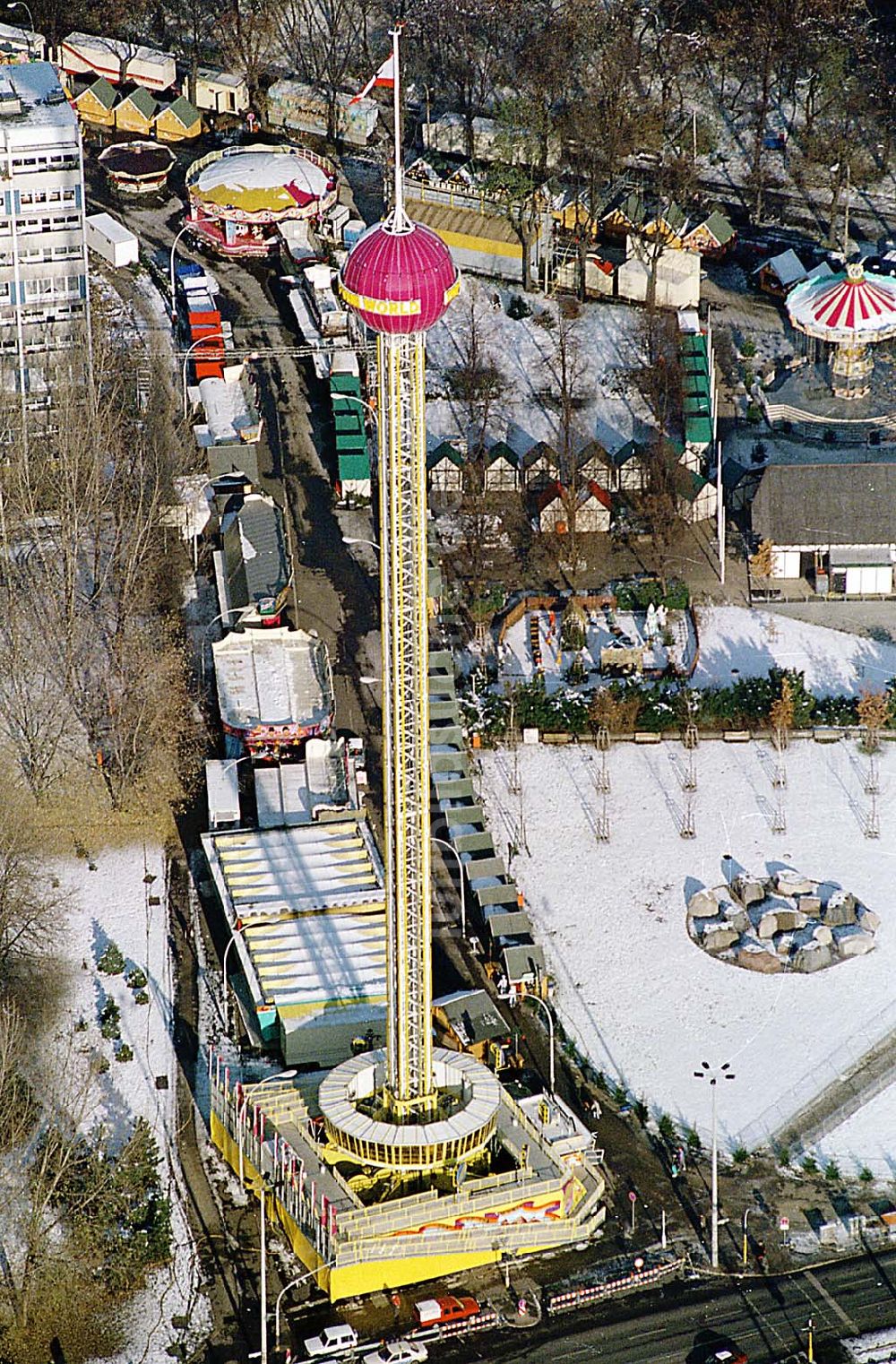 Luftbild Berlin Friedrichshain - 22.11.1995 Berlin, großer mobiler Aussichtsturm (Karusselauf) dem Platz der Vereinten Nationen (Weihnachtsmarkt)