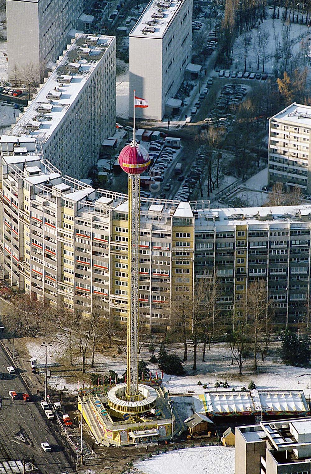 Luftaufnahme Berlin Friedrichshain - 22.11.1995 Berlin, großer mobiler Aussichtsturm (Karusselauf) dem Platz der Vereinten Nationen (Weihnachtsmarkt)