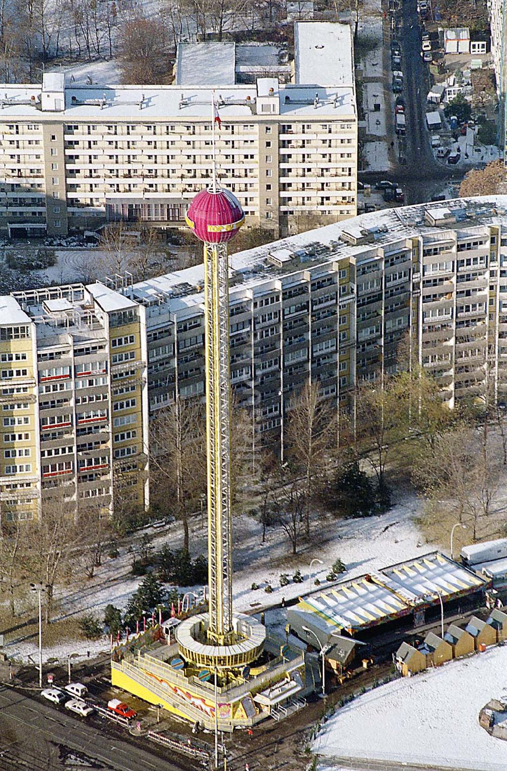 Berlin Friedrichshain von oben - 22.11.1995 Berlin, großer mobiler Aussichtsturm (Karusselauf) dem Platz der Vereinten Nationen (Weihnachtsmarkt)