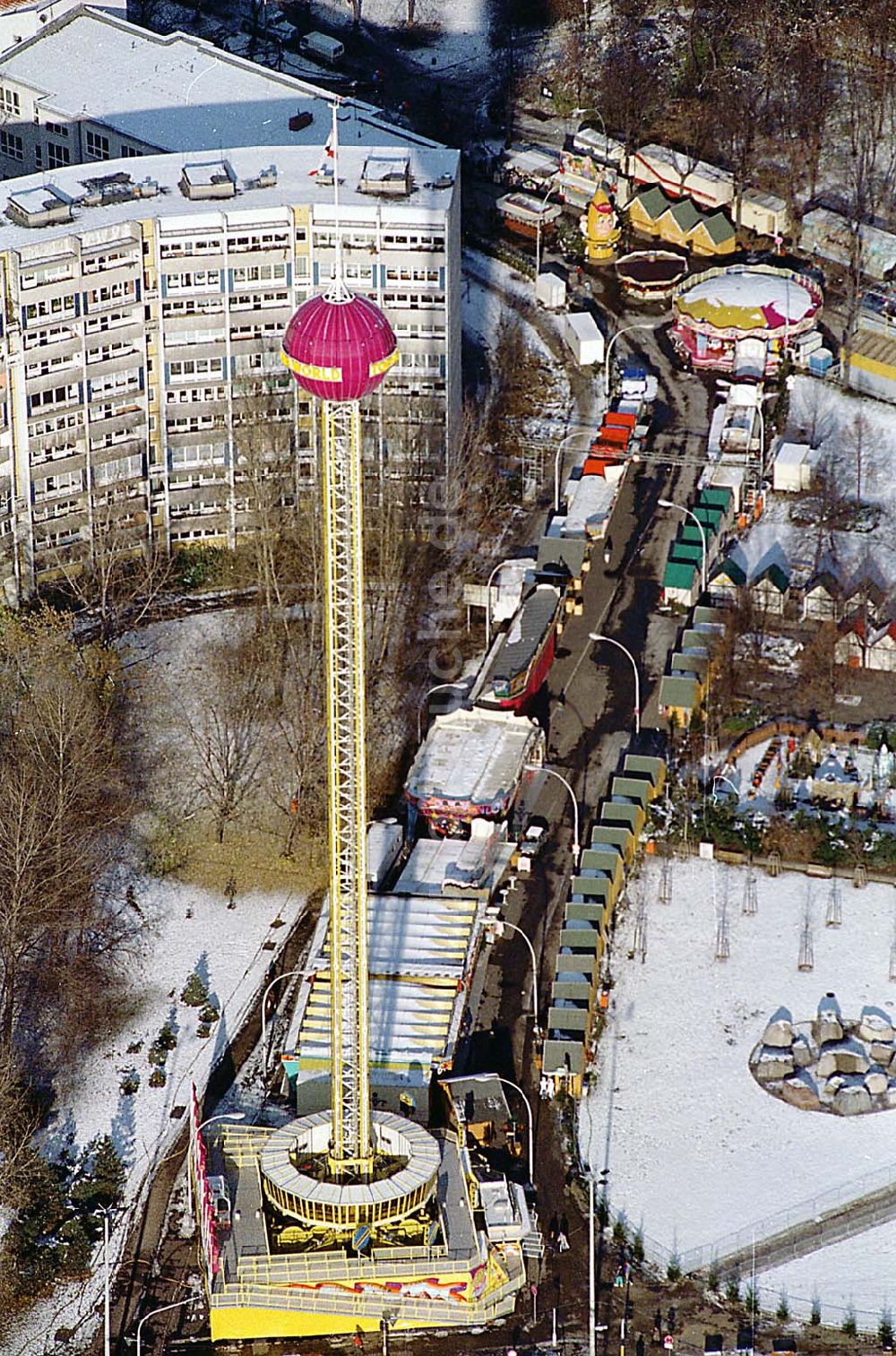 Berlin Friedrichshain aus der Vogelperspektive: 22.11.1995 Berlin, großer mobiler Aussichtsturm (Karusselauf) dem Platz der Vereinten Nationen (Weihnachtsmarkt)