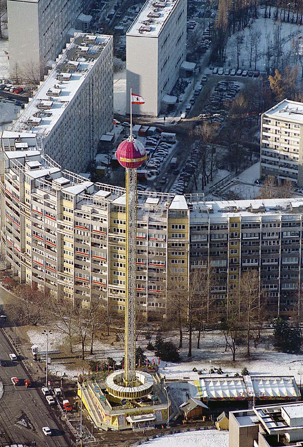 Luftbild Berlin Friedrichshain - 22.11.1995 Berlin, großer mobiler Aussichtsturm (Karusselauf) dem Platz der Vereinten Nationen (Weihnachtsmarkt)