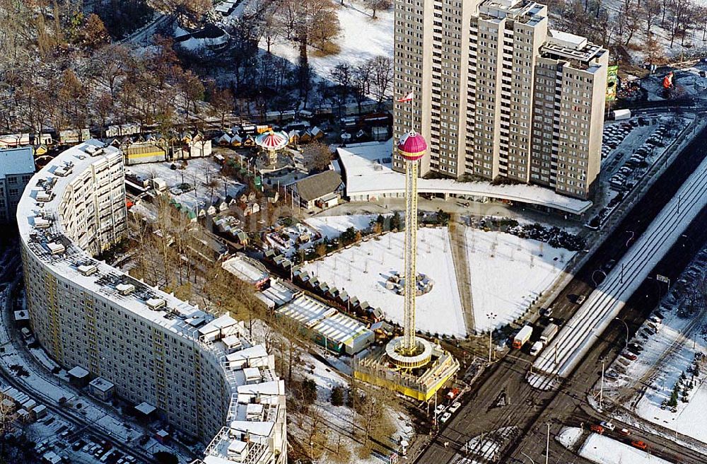 Luftaufnahme Berlin Friedrichshain - 22.11.1995 Berlin, großer mobiler Aussichtsturm (Karusselauf) dem Platz der Vereinten Nationen (Weihnachtsmarkt)