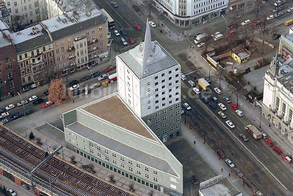 Berlin von oben - 21.12.1995 Berlin, Größtes Berliner Windsegel am Bürohaus am Bahnhof Zoo