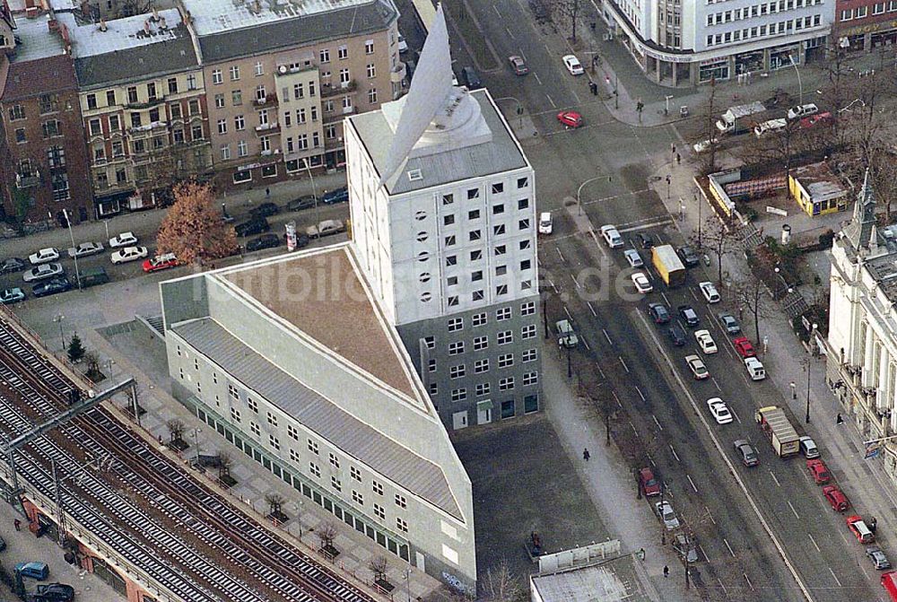 Berlin aus der Vogelperspektive: 21.12.1995 Berlin, Größtes Berliner Windsegel am Bürohaus am Bahnhof Zoo