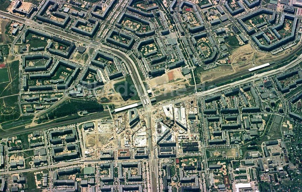 Berlin - Hellersdorf aus der Vogelperspektive: Berlin - Hellersdorf aus 10000 ft Höhe mit neuem Stadteilzentrum Helle Mitte.