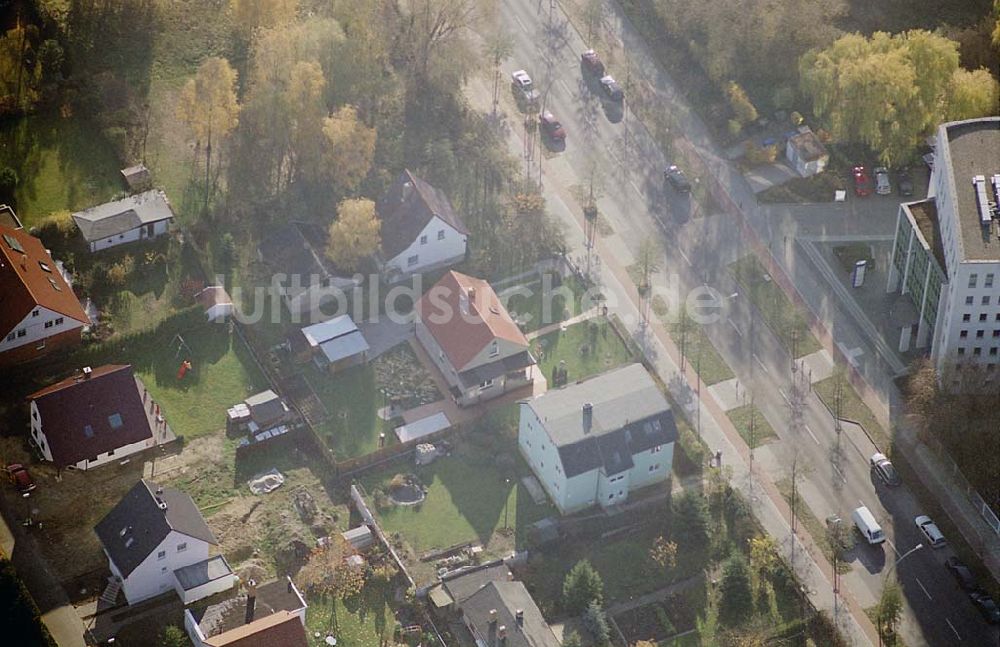 Luftaufnahme Berlin Hohenschönhausen - 11.11.2003 Berlin-Hohenschönhausen Einfamilienwohngebiet an der Strasse 134