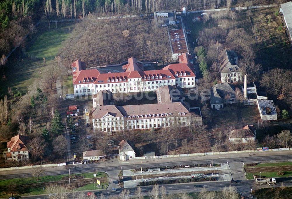 Berlin-Karlshorst aus der Vogelperspektive: Berlin-Karlshorst ehemaliges Armeelazarett an der Treskowallee am Gelände des ehemaligen russischen Oberkommandos in Berlin-Karlshorst an der Trabrennbahn