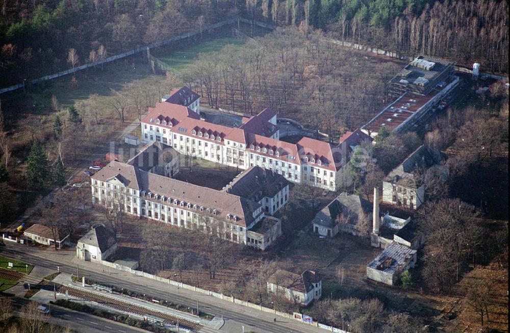 Berlin-Karlshorst aus der Vogelperspektive: Berlin-Karlshorst ehemaliges Armeelazarett an der Treskowallee am Gelände des ehemaligen russischen Oberkommandos in Berlin-Karlshorst an der Trabrennbahn