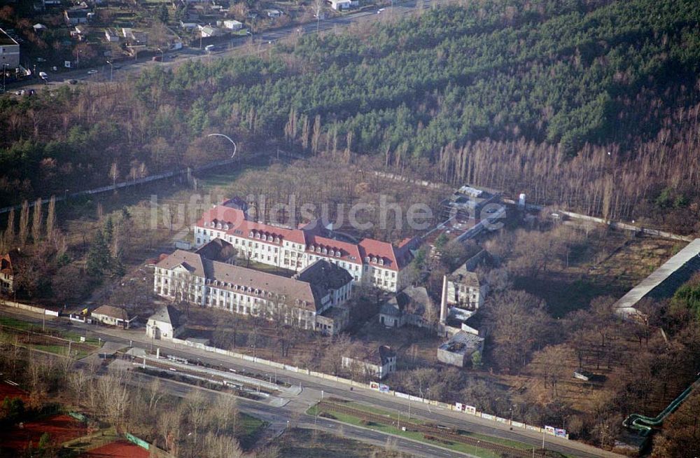 Luftbild Berlin-Karlshorst - Berlin-Karlshorst ehemaliges Armeelazarett an der Treskowallee am Gelände des ehemaligen russischen Oberkommandos in Berlin-Karlshorst an der Trabrennbahn